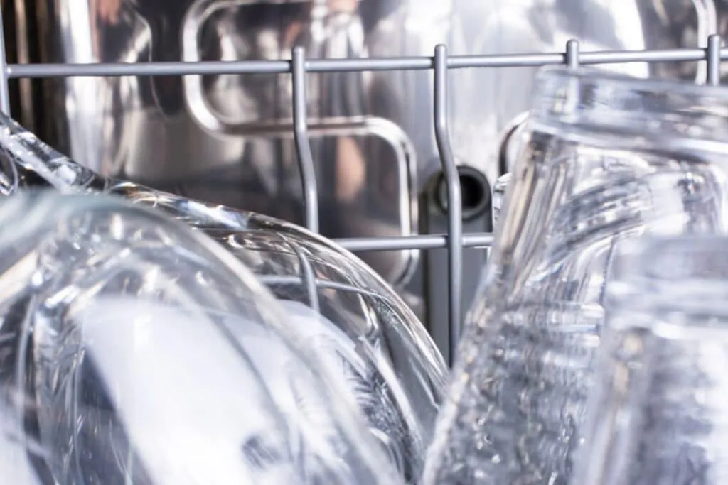 Få glasen klara igen – ta bort grumlighet och återställ glansen