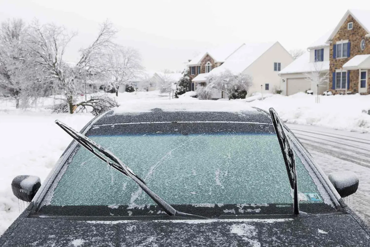 Varför du bör ställa upp vindrutetorkarna innan snön kommer